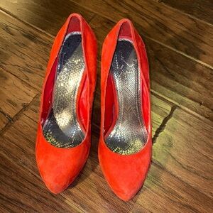 BCBGeneration red suede pumps style BG-Parade size 8.5M high heels 👠 closed toe